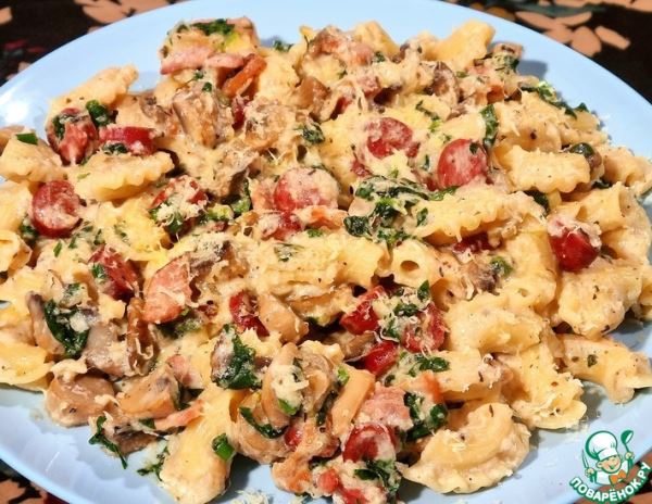 Паста с охотничьми колбасками, шпинатом и шампиньонами